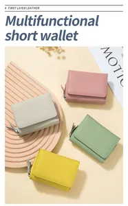 Nahaufnahme von vier farbenfrohen Mini-Geldbörsen aus Leder auf einem Holztablett-Display