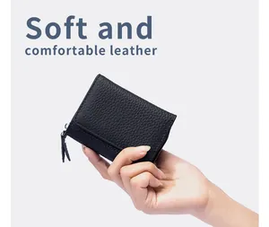 Detaillierte Nahaufnahme einer weichen schwarzen Trifold-Brieftasche aus Leder