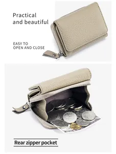 Detailansicht eines beigen Leder-Trifold-Portemonnaies mit geräumigem Reißverschluss-Münzfach.
