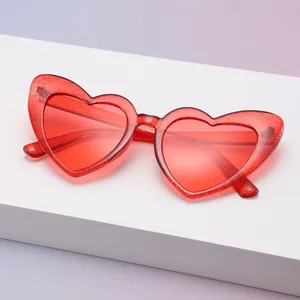 Nahaufnahme der roten herzförmigen Sonnenbrille mit einem funkelndem Glitzer-Rahmen