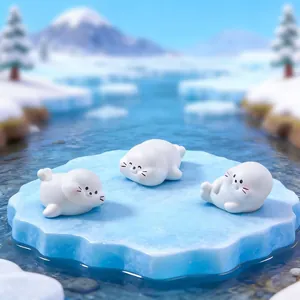 Figurines de bébés phoques blancs sur un glaçon pour décoration de micro-paysage