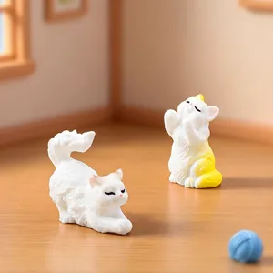 Figuritas de gatos realistas blancas y amarillas para decoración de casa de muñecas