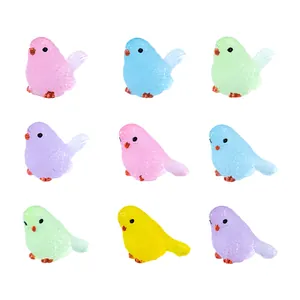 Buntes Set mit neun Mini-Leuchtvögeln für kreative DIY-Dekorationen in Mikrolandschaften.