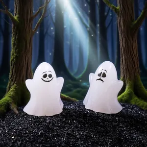 Zwei Mini-Halloween-Geisterfiguren mit süßen Ausdrücken in einer dunklen Waldszene