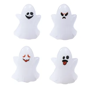 Set aus vier niedlichen Halloween-Geisterfiguren mit verschiedenen Gesichtern für DIY