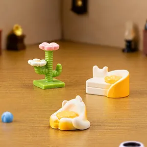 Miniatur-Sofa im Katzendesign und Kaktusblüten-Figur für DIY-Puppenhaus-Dekoration