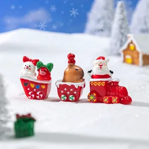 Figurine miniate del treno di Natale con pupazzo di neve per decorazione scene innevate