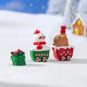 Figurine in miniatura del treno di Natale con pupazzo di neve e capibara decor
