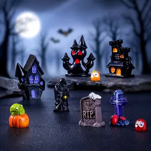 Set de figurines miniatures d'Halloween avec châteaux hantés, tombes et citrouilles