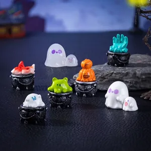 Kreative Sammlung von Mini-Halloween-Resin-Ornamenten mit Hexenkesseln und niedlichen Geistern