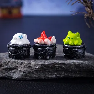Kreative Halloween-Miniatur-Resinfiguren in Hexenkesseln auf Natursteinuntergrund