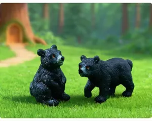 Primer plano detallado de figuras realistas de osos negros para jardín miniatura