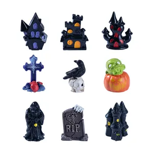 Lot de 9 figurines miniatures d'Halloween en résine comprenant château et corbeau.