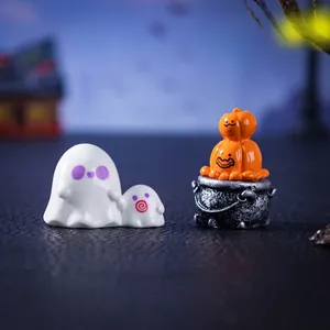 Miniatur Halloween Harzfiguren mit Geistern und einem Kürbis Hexenkessel