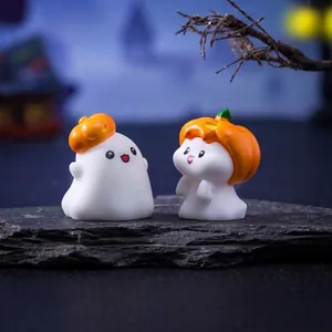 Deux adorables figurines de fantôme d'Halloween miniatures avec chapeaux de citrouille pour DIY