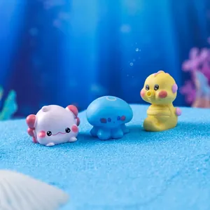 Lot de figurines d'animaux marins miniatures avec axolotl, méduse et hippocampe sur sable bleu