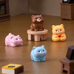 Set de cuatro lindas figuras de osos de resina colorida para decoración de micropaisajes