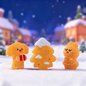 Simpatiche figurine di cani e gatti di pan di zenzero natalizi per decorazioni desktop