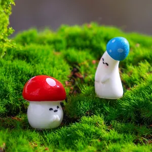 Süße dekorative Miniatur-Pilzfiguren für den DIY-Feengarten und Mikrolandschaft.