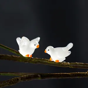 Zwei Miniatur Leuchtende weiße Taubenfiguren für DIY Mikrolandschaften Dekoration