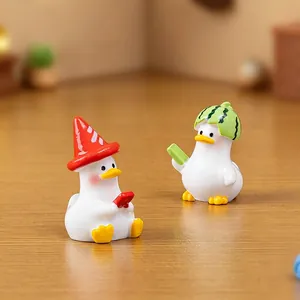 Süße Mini-Entenfiguren mit Wassermelonen- und Kegelhüten für die Schreibtischdeko
