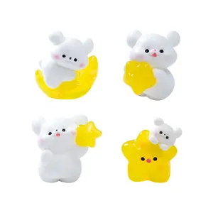 Lot de quatre figurines de chiots blancs mignons avec lune et étoiles pour déco DIY.