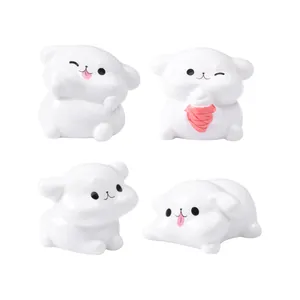 Lot de quatre figurines de chiens blancs mignons pour maison de poupée et bureau