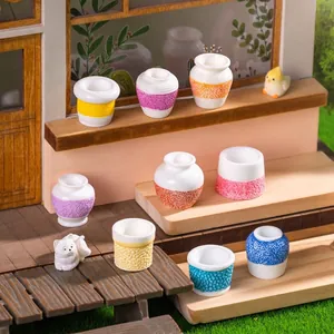 Bunte Miniatur-Vasen mit Struktur für Puppenhaus-DIY-Deko und Mikrolandschaften