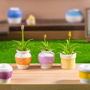 Miniatur-Vasen mit bunten Texturen und grünen Pflanzen für Puppenhaus-DIY-Dekorationen