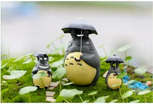 Süße Totoro-Figuren mit Schirmen für die DIY-Moos-Mikrolandschaft-Gartendekoration.