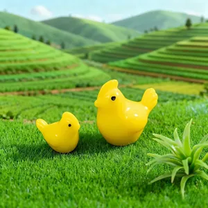 Twee miniatuur gele vogelharsbeeldjes voor doe-het-zelf decoratie van microtuinen