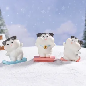 Lindo set de tres figuras de gatos esquiadores para decoración de micropaisaje invernal