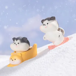 Figuras en miniatura de gatos esquiando para decoración de micro paisajes de nieve.