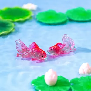 Paar doorschijnende rode goudvisbeeldjes voor creatieve vijver- en aquariumlandschappen