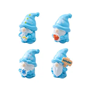 Set di quattro graziose statuette di gnomi da giardino invernali azzurri per mini paesaggi DIY.