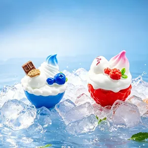 Detaillierte Miniatur-Eiscreme-Fruchtschalen mit Beeren auf Eiswürfeln präsentiert