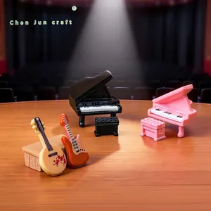 Set di strumenti musicali in miniatura per casa delle bambole con pianoforte e chitarra