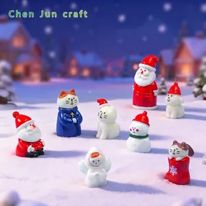 Set di figurine natalizie in miniatura con Babbo Natale e pupazzo di neve in una scena di neve