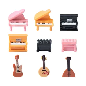 Set di strumenti musicali in miniatura in resina con pianoforte e chitarra per decorazioni fai-da-te