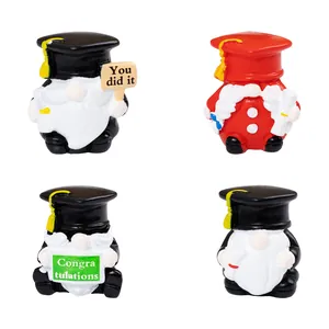 Set di 4 graziose statuette di gnomi di laurea con tocco e nappine colorate