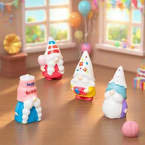 Set di quattro graziose figurine colorate di gnomi per miniature casa fai da te