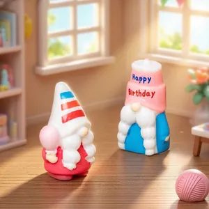 Set di due simpatiche figurine di gnomi di compleanno per decorazioni di case delle bambole