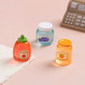 Tre barattoli di marmellata di frutta e salsa di pomodoro in miniatura per decorazioni
