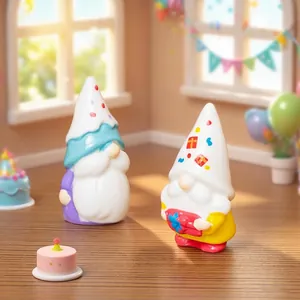 Set di due simpatiche figurine di gnomi di compleanno in miniatura per casa delle bambole