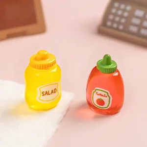 Set di bottiglie di salsa di insalata e pomodoro in miniatura per scene fai da te