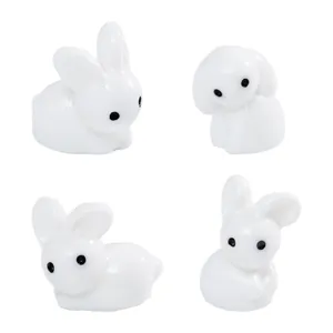 Set di 4 simpatiche statuine di conigli bianchi in miniatura per decorazioni micro paesaggio.