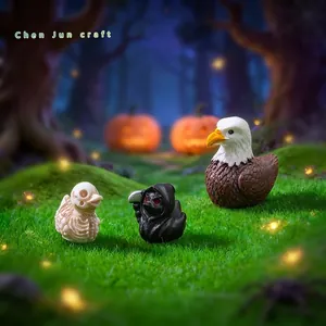 Set kreativer Miniatur-Resin-Figuren mit Weißkopfseeadler und Halloween-Ente im Wald