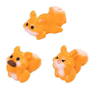 Set di 3 simpatiche figurine di scoiattolo arancione per decorazioni micro paesaggi.