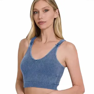 Vue détaillée du crop top de sport côtelé bleu pour femme avec col en V et coupe ajustée