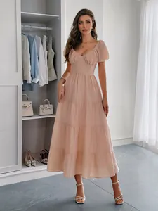Robe longue à volants et manches courtes abricot élégante pour les vacances d'été.